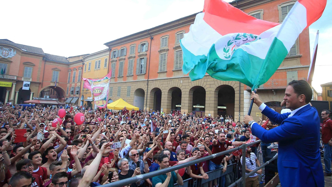 DELIRIO Mike Piazza, in estate, fu accolto a Reggio da migliaia di tifosi in festa. Lui agitò il Primo Tricolore
