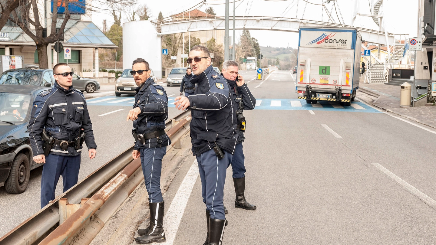 Gli agenti della Polizia civile mentre eseguono i rilievi sul luogo dell’investimento (foto Filippo Pruccoli)