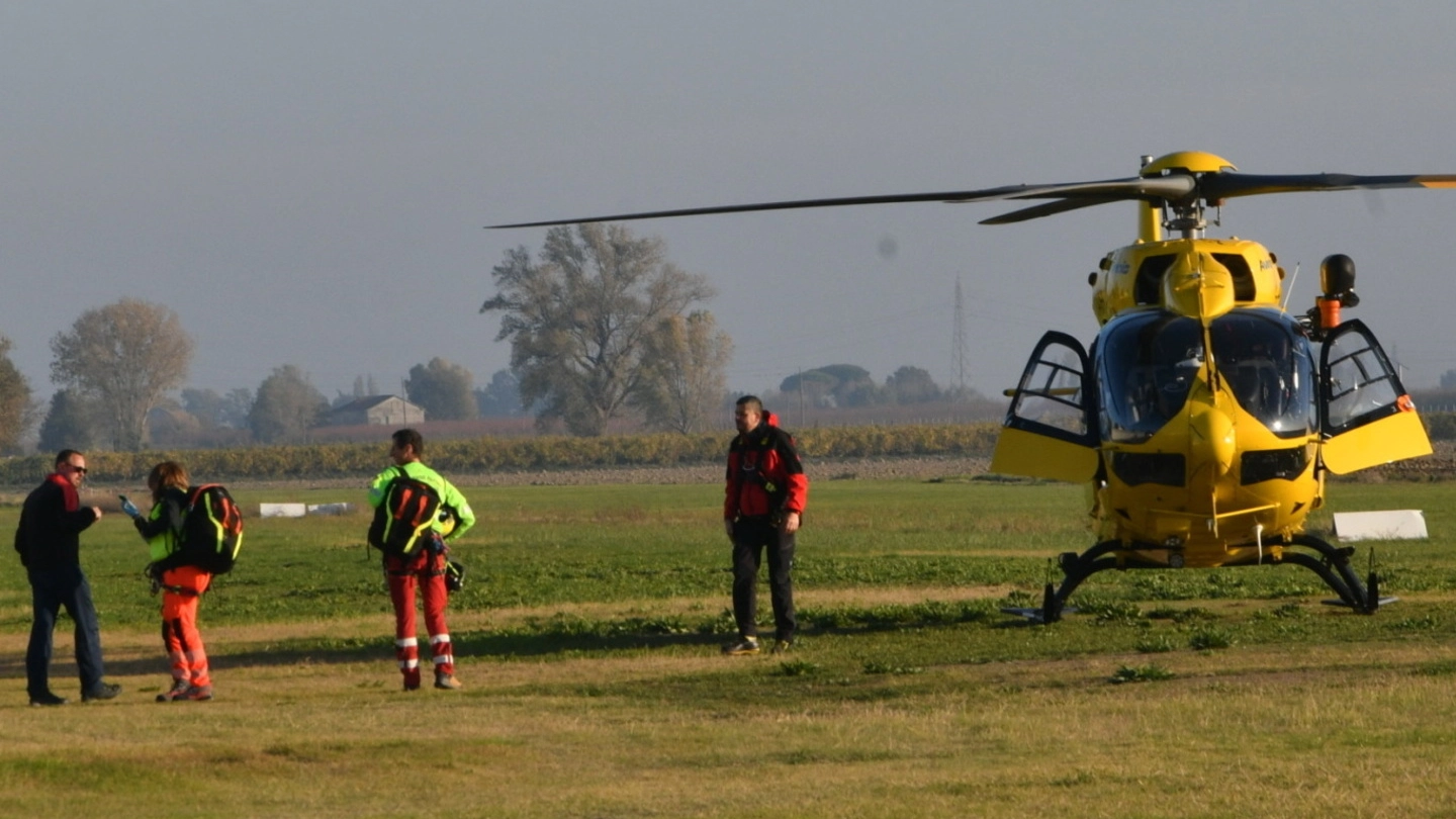 L’incidente ieri alle 15 all’aviosuperficie di Villafranca (Forlì): il mezzo era appena stato tirato fuori dall’hangar, il proprietario ha acceso il motore e il mezzo l’ha travolto. Colpito anche il suo amico
