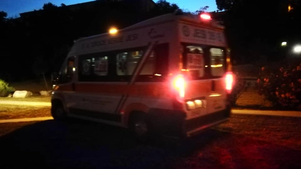 Jesi, l'ambulanza al parco del Vallato dopo la rissa