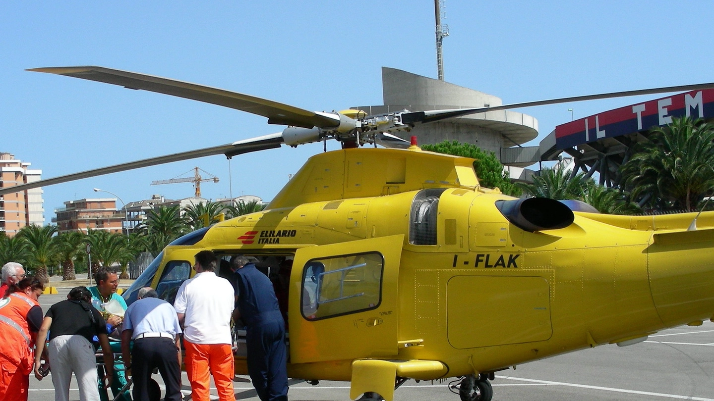 L’atterraggio del mezzo di soccorso nel piazzale dello stadio Riviera della Palme