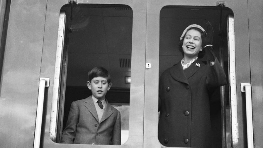 Carlo con la madre Elisabetta nel 1959 