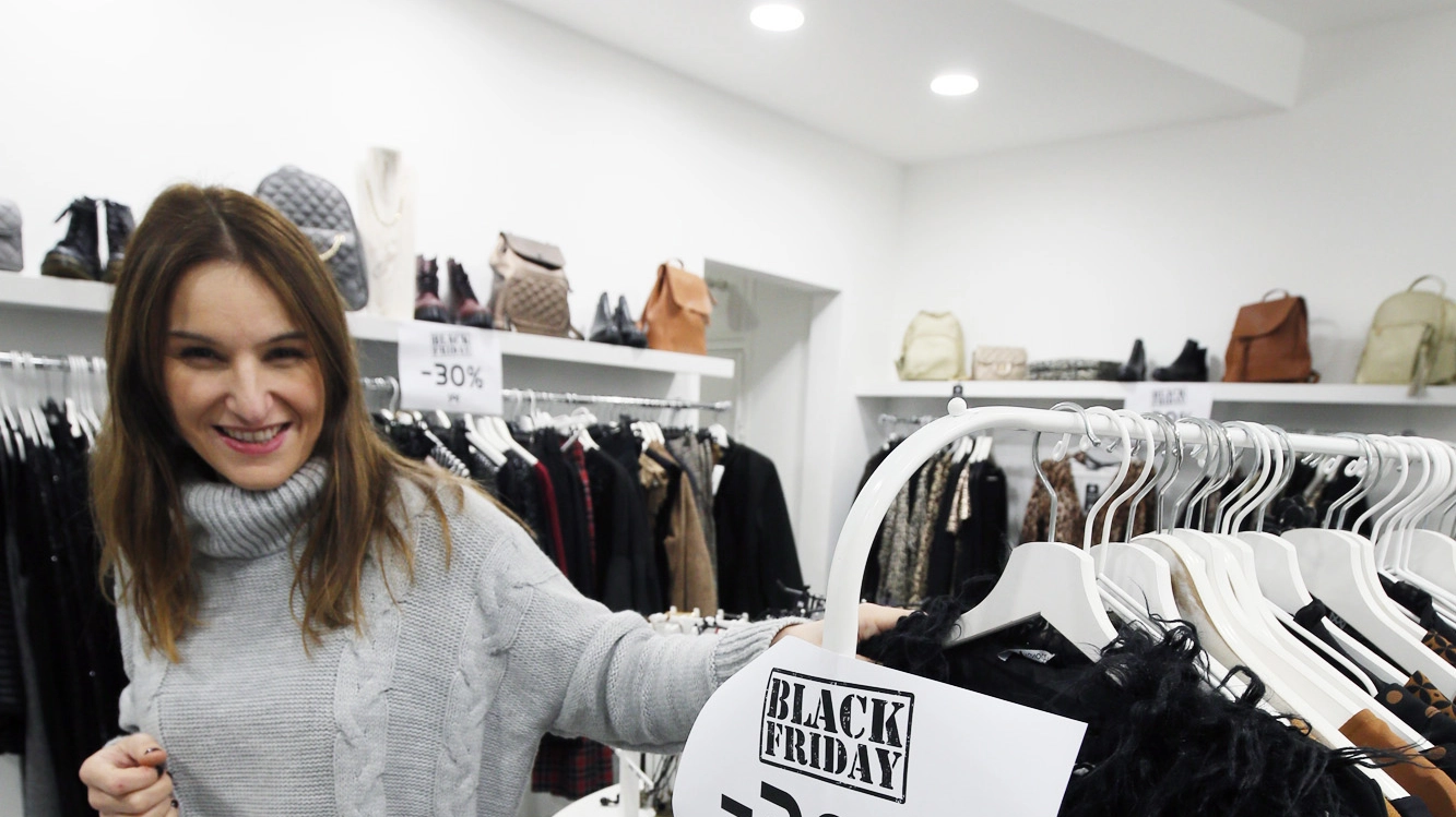 Melissa Agnoletti nel suo negozio per il Black Friday (Fotoprint)