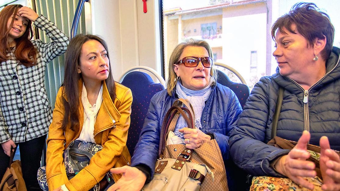 Irene Priolo in tram a Firenze (foto di Margherita Caprilli - Fondazione Innovazione)