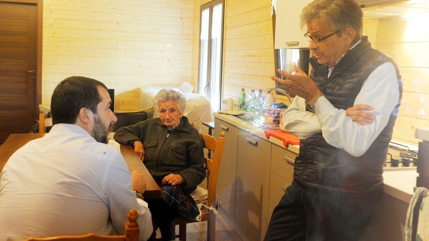 Matteo Salvini nella casetta con Giuseppa Fattori e il fenero Maurizio Borghetti (foto Calavita)