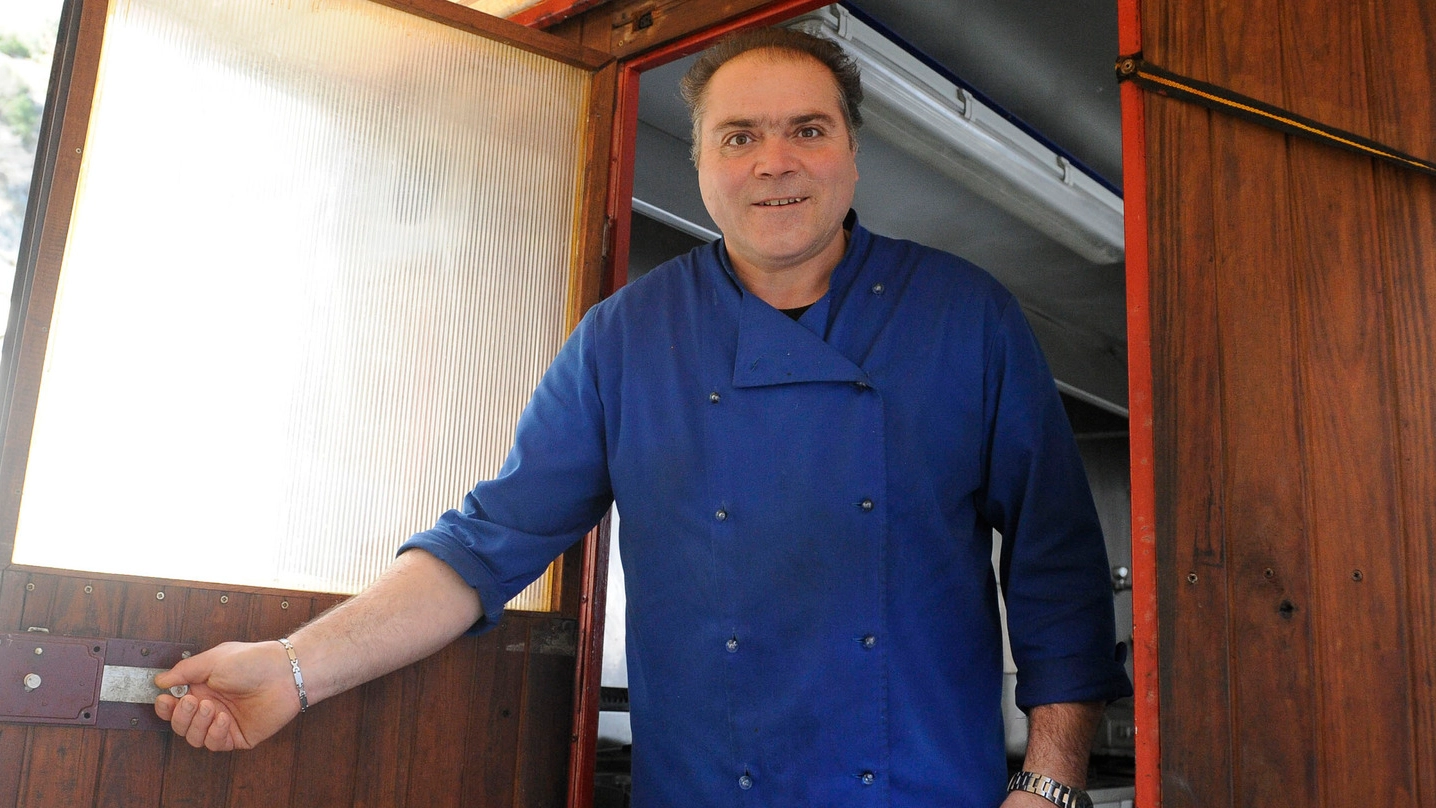 Renzo Budassi nella cucina mobile (foto Calavita)