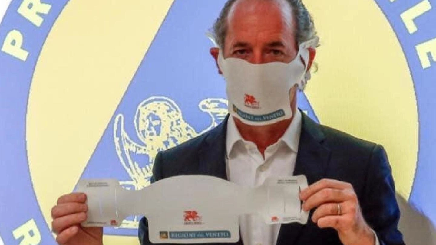 Il governatore Luca Zaia con una mascherina prodotta da un’azienda del Veneto