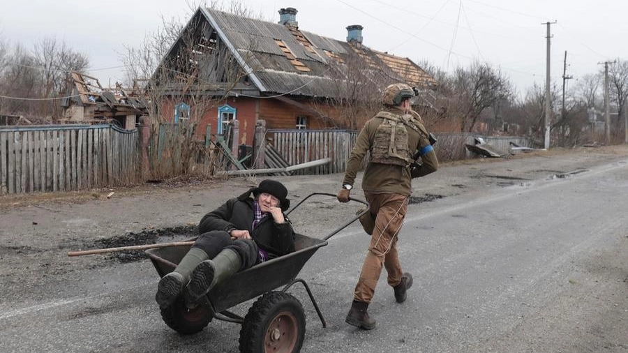 Un anziano ucraino evacuato da un villaggio non lontano da Kiev (Ansa)