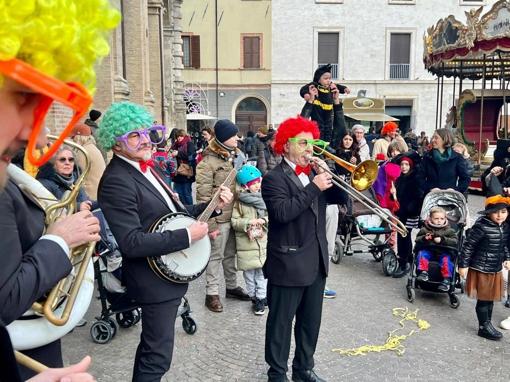 19-02-2023 Rimini - Carnevale in piazza Cavour - festa maschere mascherine figuranti spettacoli - photo OFFICINA CREATIVA - Petrangeli