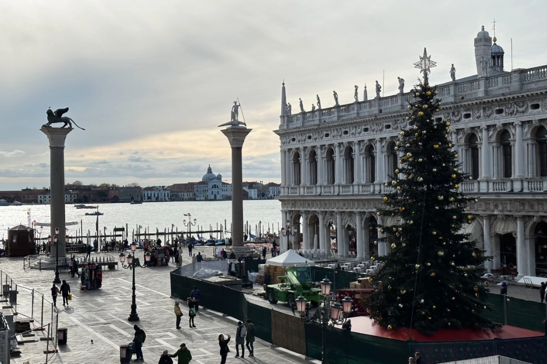 L'albero di Natale 2022, allestito in piazzetta san Marco a Venezia