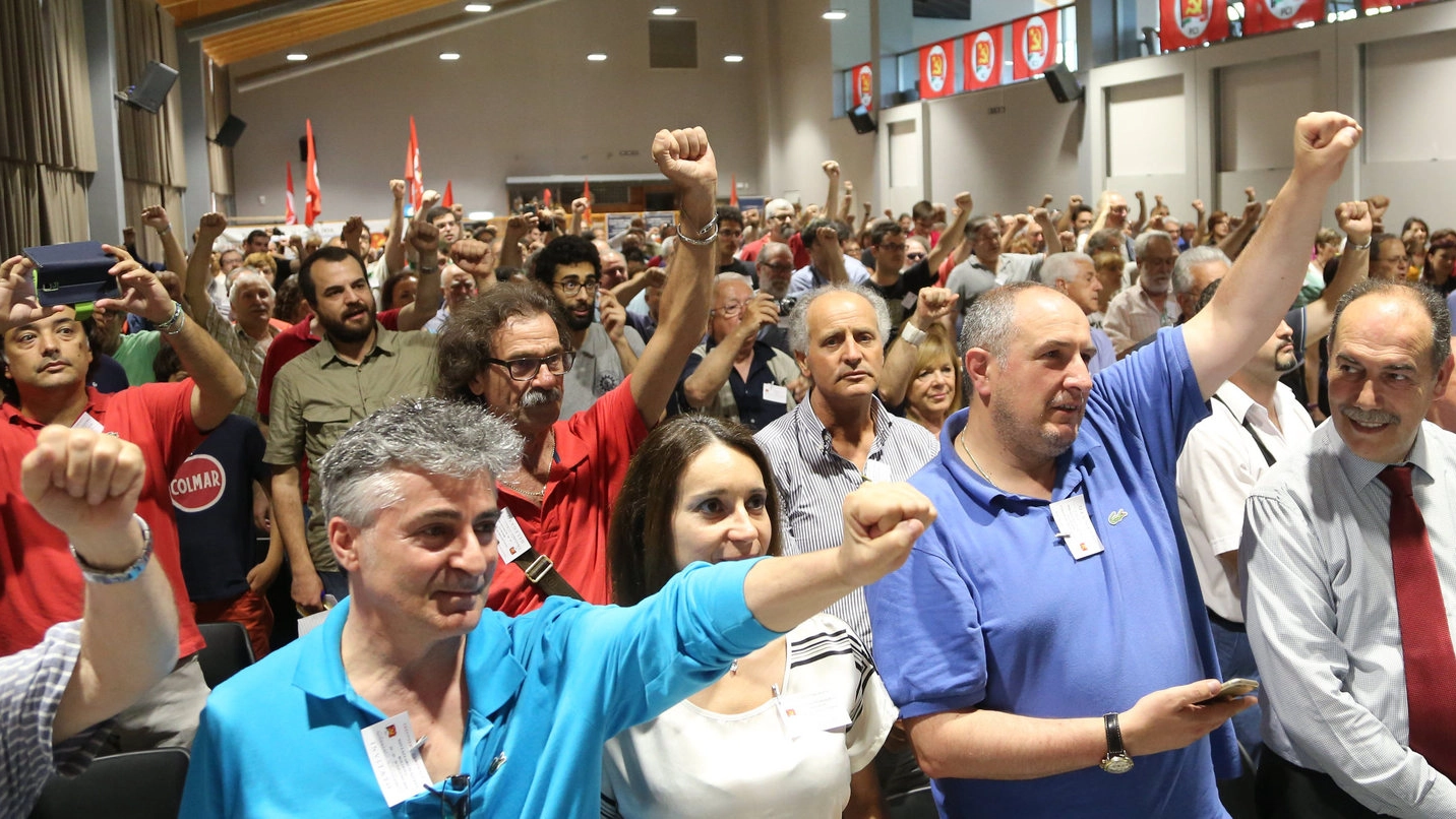 Un'immagine dei partecipanti all'assemblea del nuovo Pci (foto Schicchi)