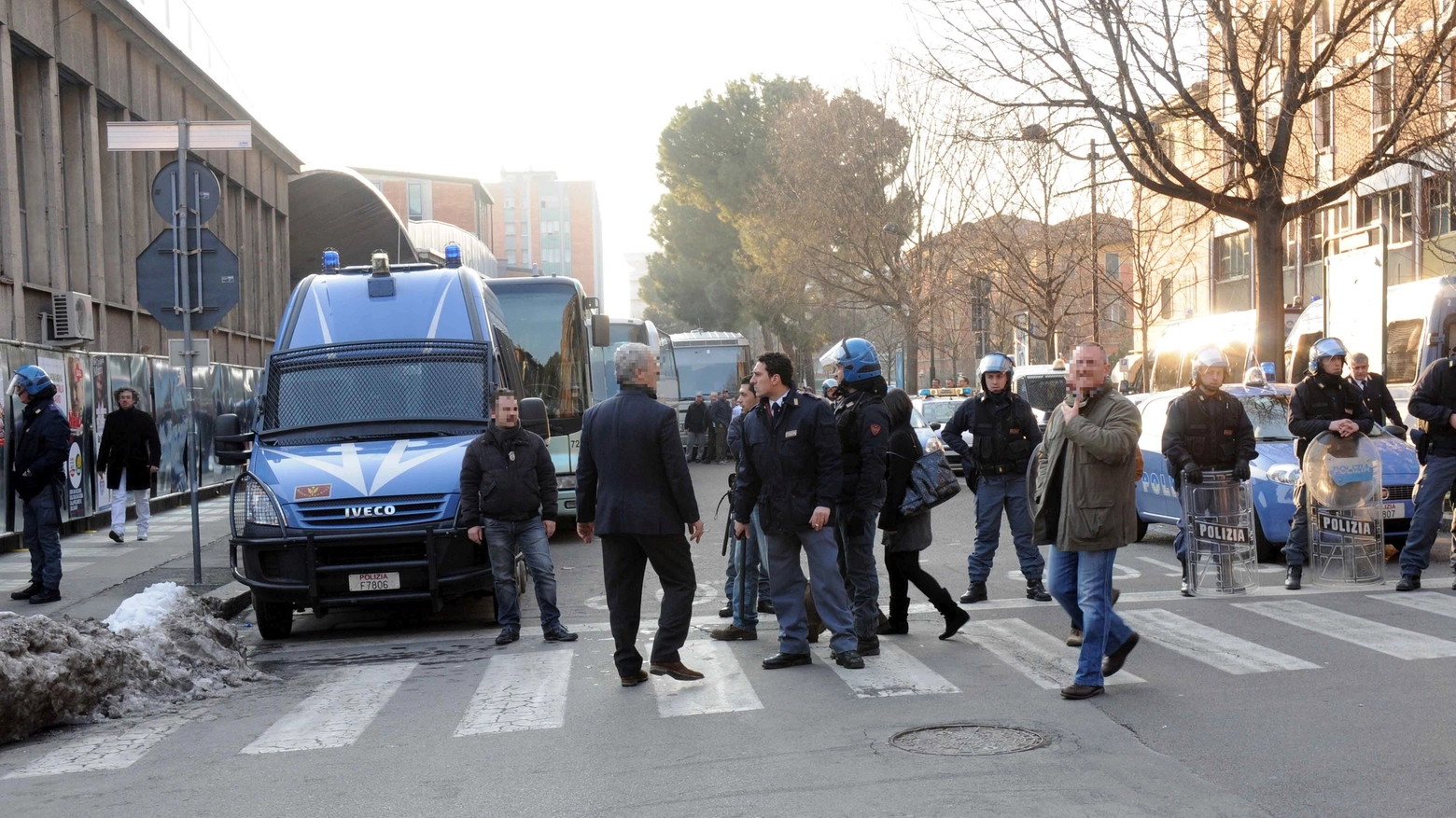 Bologna, la polizia fuori dal PalaDozza (FotoSchicchi d'archivio)