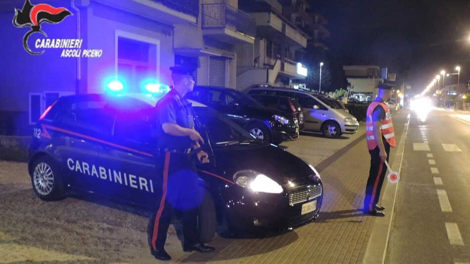 I carabinieri durante i controlli notturni