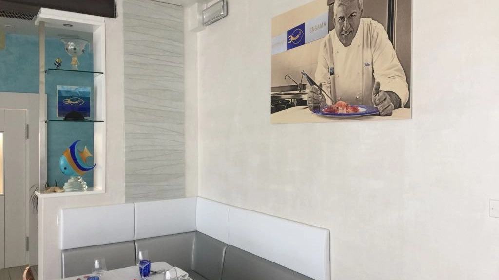 Sala Bolognese, il ristorante Ensame Pesce: sulla parete la foto dello chef Triglione