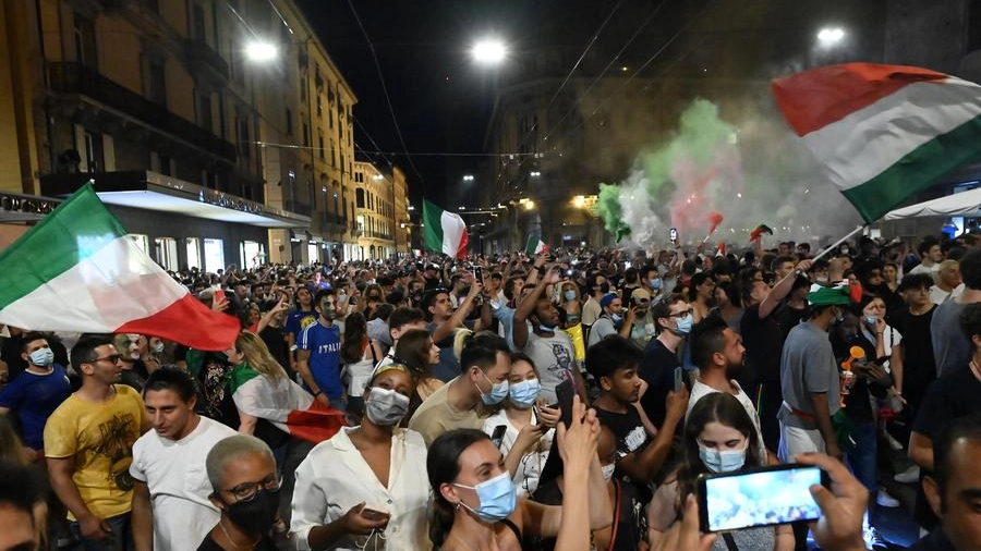 La festa in piazza a Bologna per la vittoria dell'Italia (foto Schicchi)