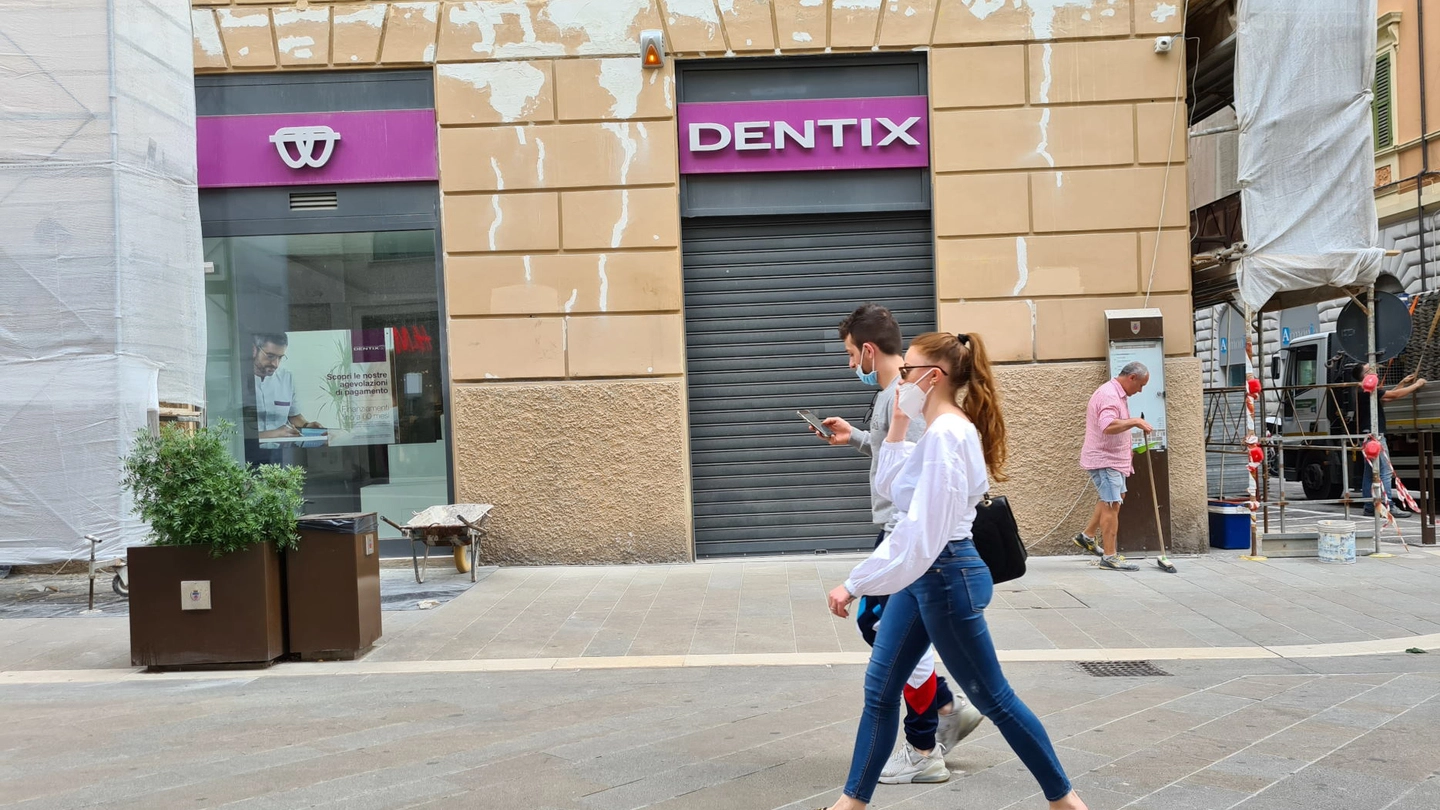 La sede anconetana di Dentix nel centralissimo Corso Garibaldi: non ha più riaperto