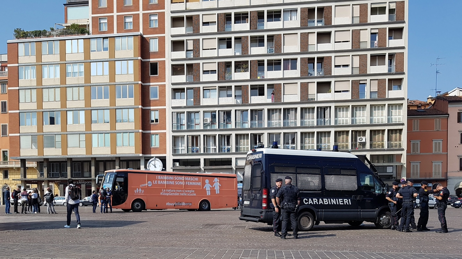 Il bus in piazza VIII Agosto scortato dalle forze dell'ordine