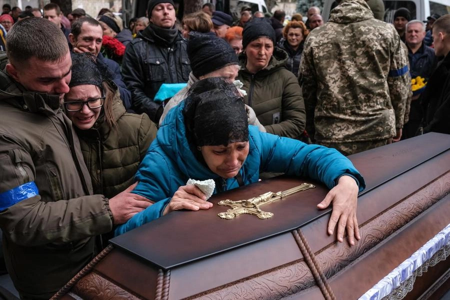 Funerali di un soldato a Mikolaiv (Ansa)