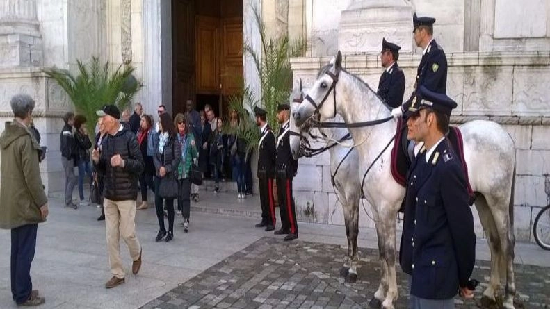I ladri hanno tentato di forzare una delle porte laterali del Duomo a Rimini