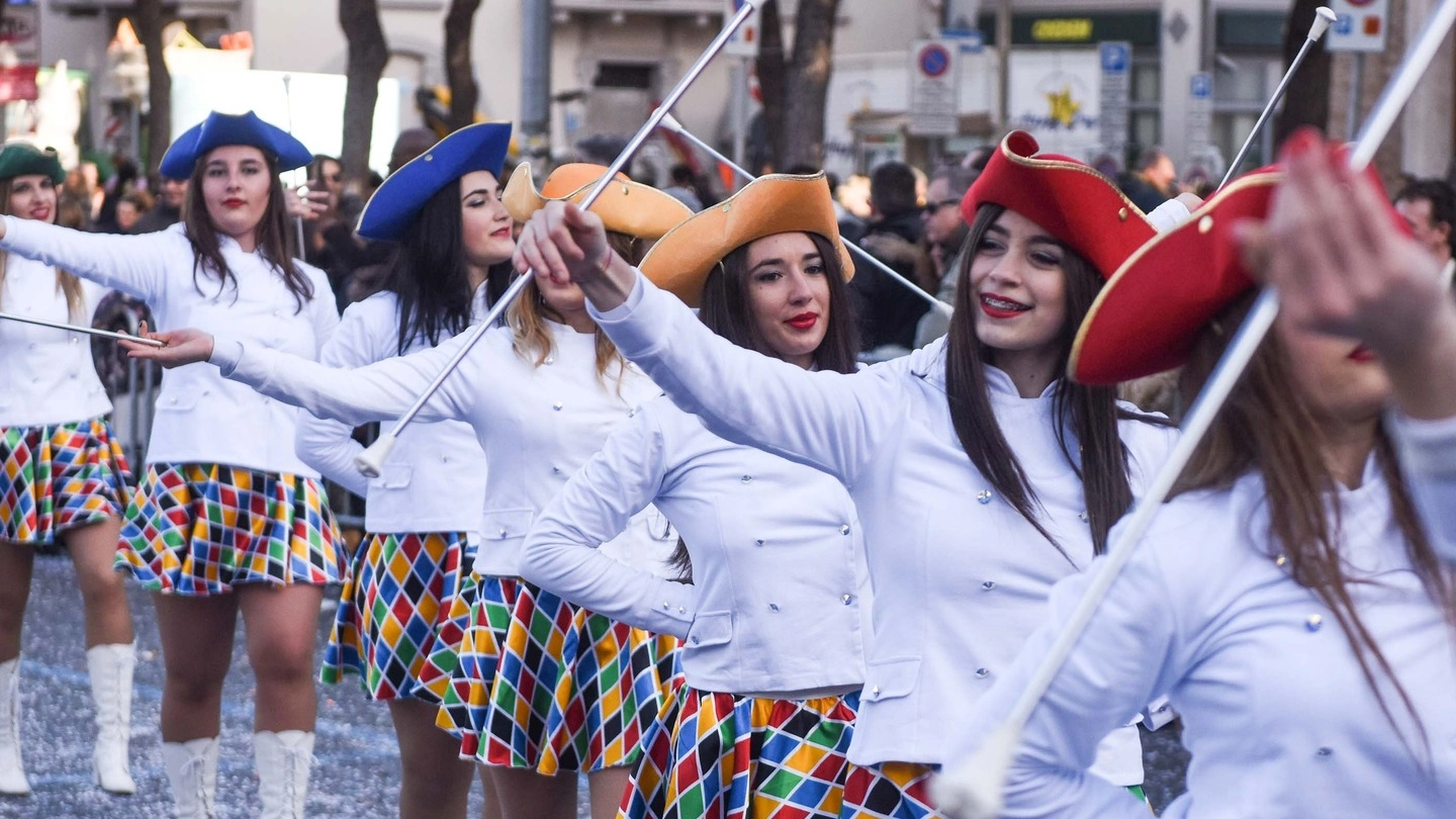 Domenica il Carnevale civitanovese porterà carri e gruppi mascherati nel centro della città (foto De Marco)