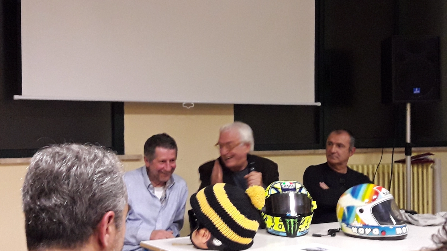 Da sinistra, Graziano Rossi, Bertini e Drudi poi il casco di Vale e del papà