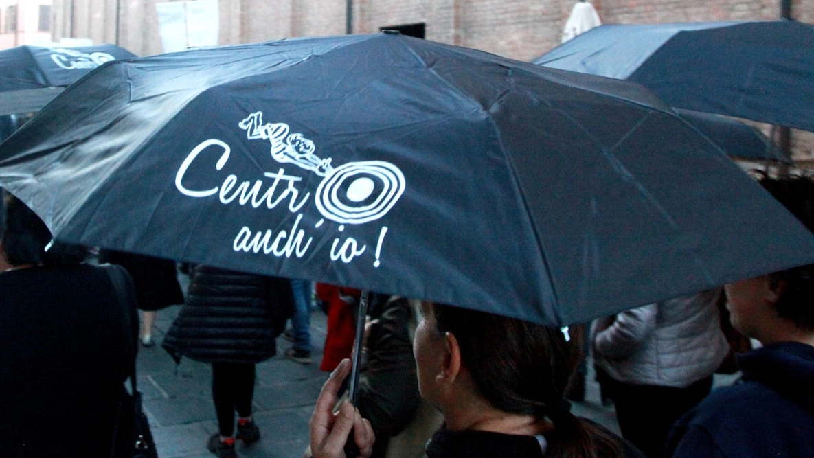 La sfilata degli ombrelli con i comitati in marcia 