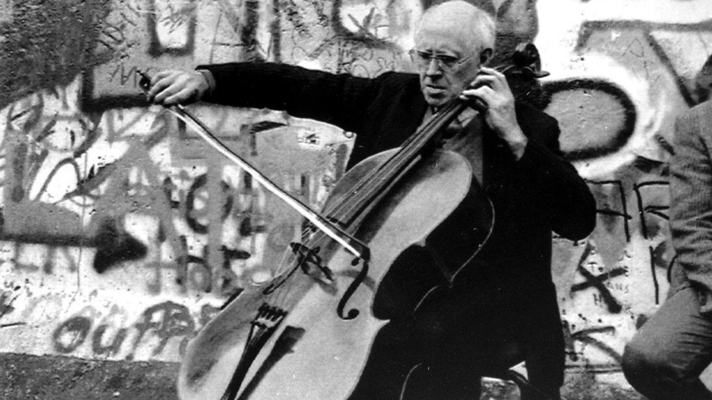 Una foto storica:  è il 9 novembre del 1989,  Rostropovich suona Bach mentre il Muro di Berlino sta cadendo