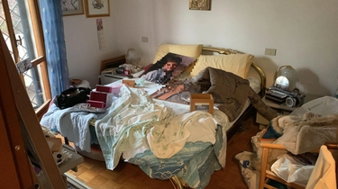 Furto a San Lazzaro: casa devastata in pieno giorno per pochi euro. Finestra sfondata con un tombino