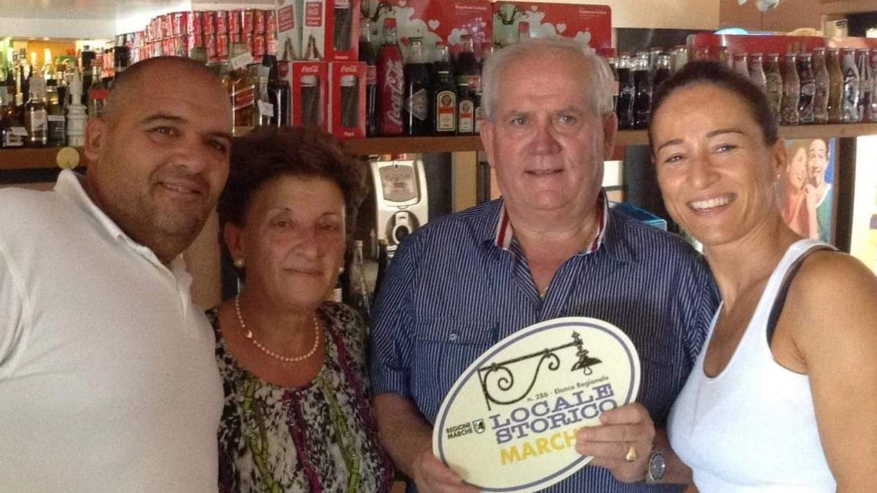 Valerio Omiccioli, primo a sinistra, con i genitori Mirella e Giancarlo e la sorella Morena