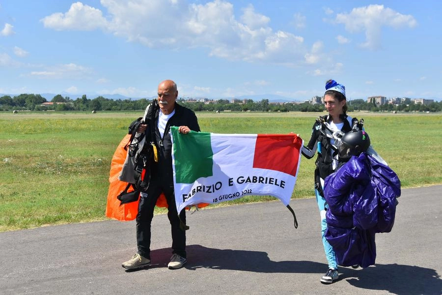 Il lancio commemorativo per i due parà morti a Reggio (foto Artioli)