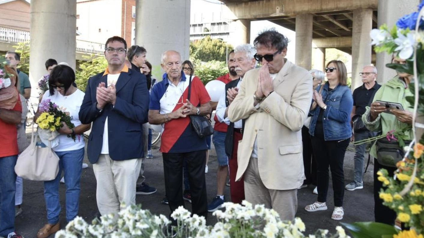 Un gruppo di cittadini di Marghera sotto il cavalcavia di Mestre rendono omaggio alle 21 vittime dell’incidente del bus
