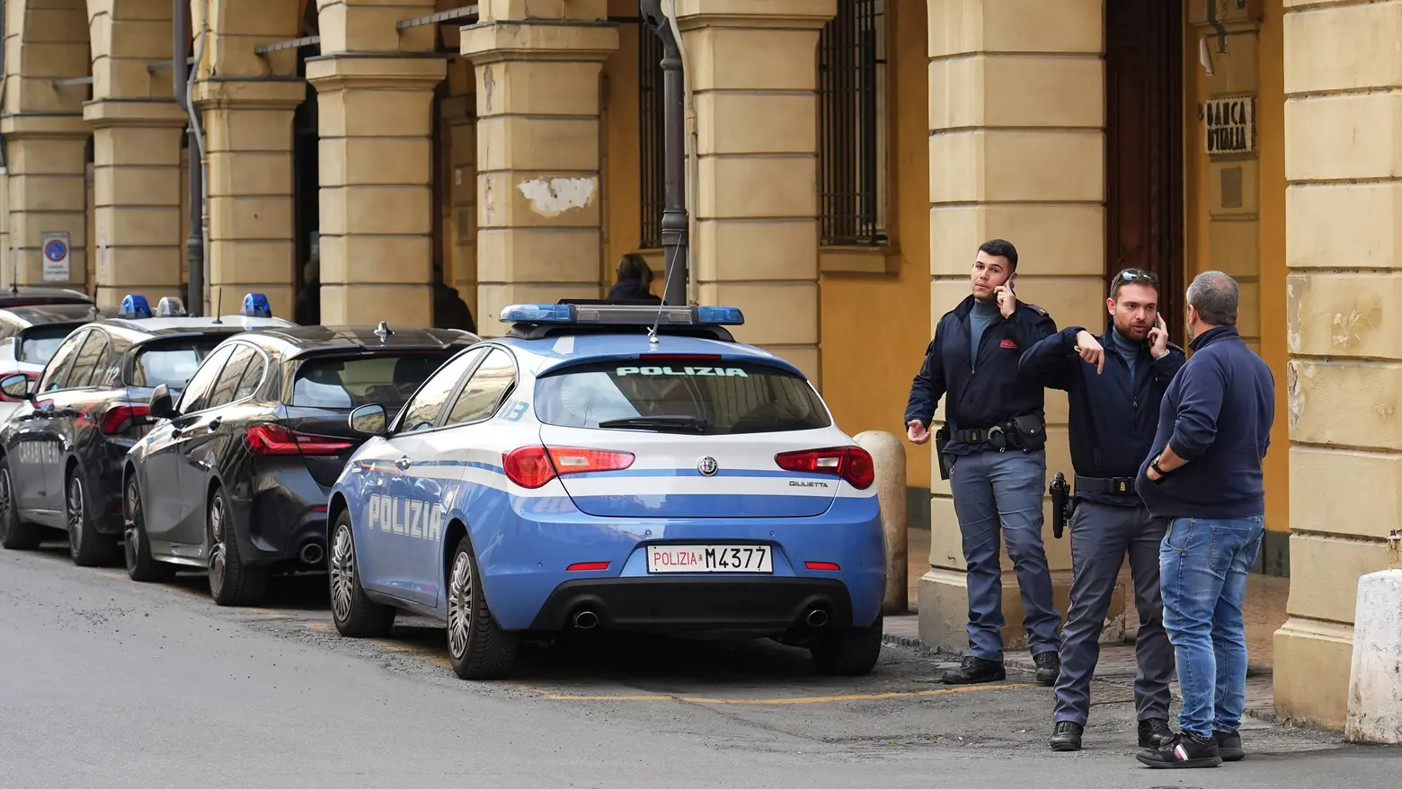 Modena, forze dell'ordine alla ricerca del detenuto scappato a piedi