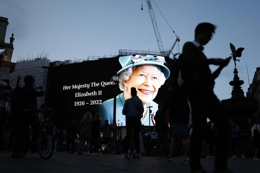 Maxischermo commemora Queen Elizabeth a Piccadilly Circus, Londra (Ansa)