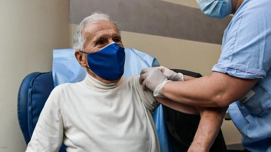 Silvio Garattini, 92 anni, quando si è fatto iniettare il vaccino anti Covid