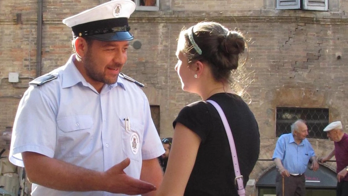 Leonardo Nigro in piazza della Repubblica durante le riprese di “Der Poliziotto”