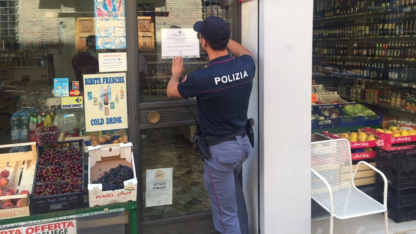 La polizia chiude un minimarket (foto repertorio)