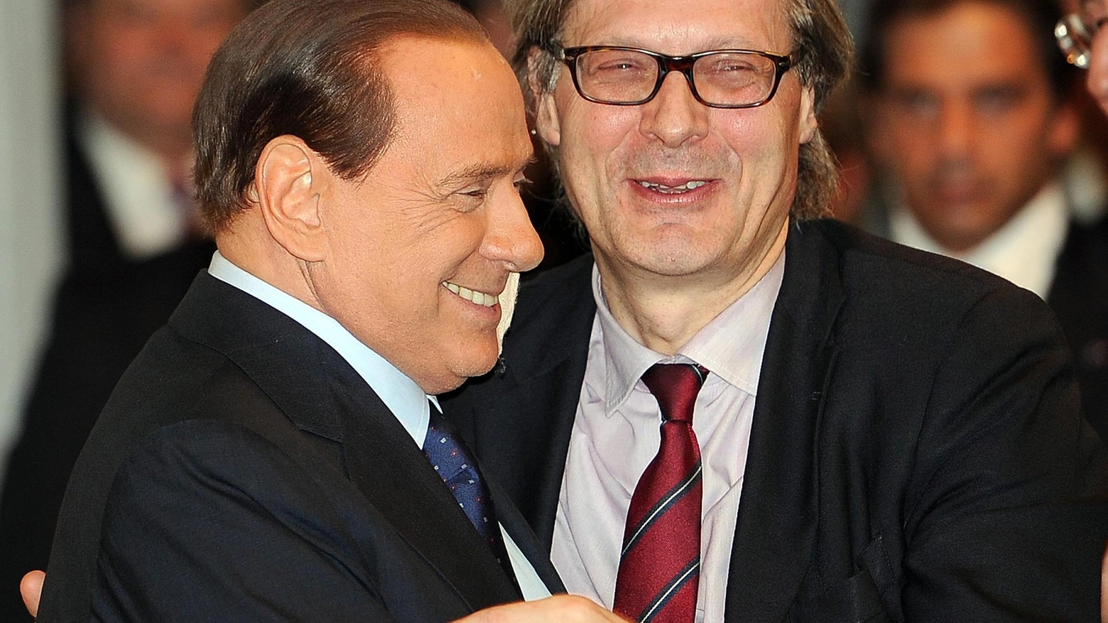 Silvio Berlusconi (85 anni) abbraccia Vittorio Sgarbi (69). I due sono amici di lunga data