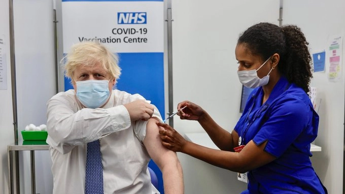 Il premier Johnson riceve la terza dose di vaccino