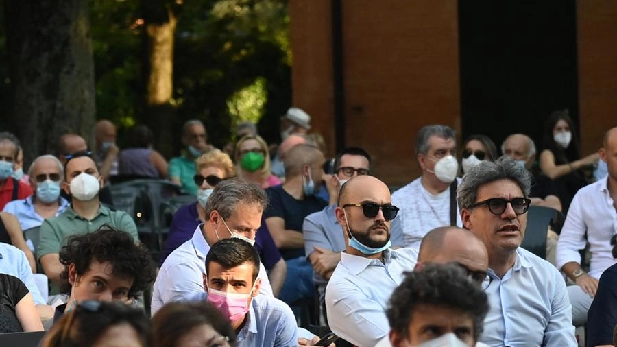 Politici e cittadini mescolati in platea al dibattito Conti-Lepore organizzato dal Carlino