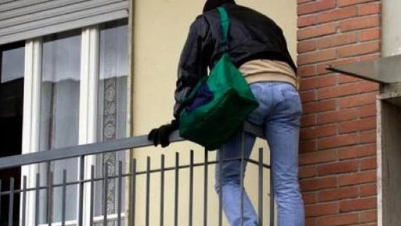 Un uomo si arrampica su un balcone (foto repertorio)