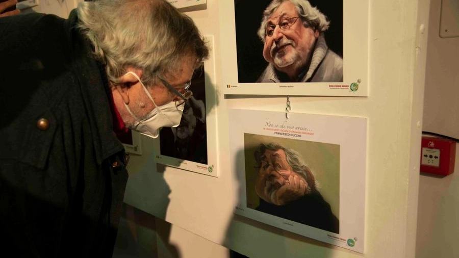 Francesco Guccini visita la mostra con le 80 caricature (Foto Marchi)