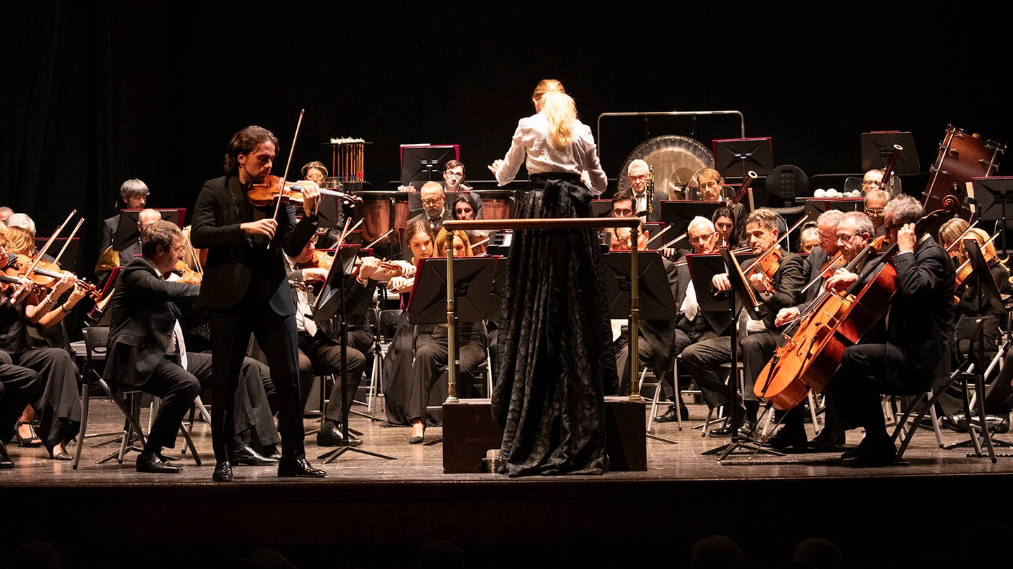 Il direttore d'orchestra Beatrice Venezi sul palco