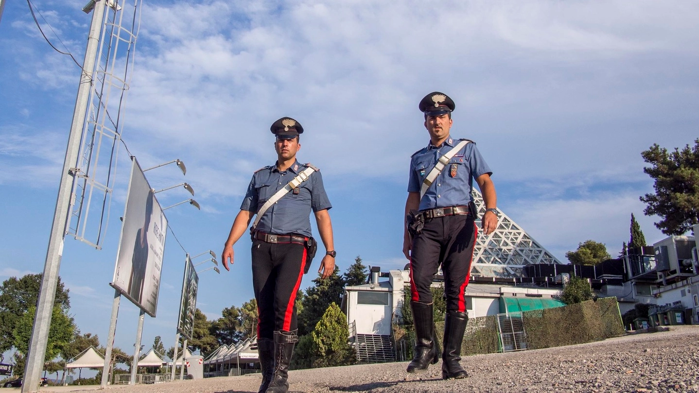 I carabinieri fuori dalla discoteca Cocoricò di Riccione