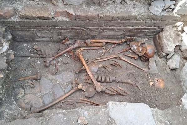I pavimenti in marmo e gli scheletri di epoca medievale trovati nella Basilica di Vitruvio a Fani