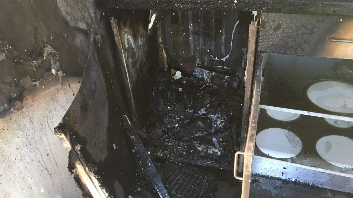 Gli arredi del mini appartamento danneggiato dall’incendio