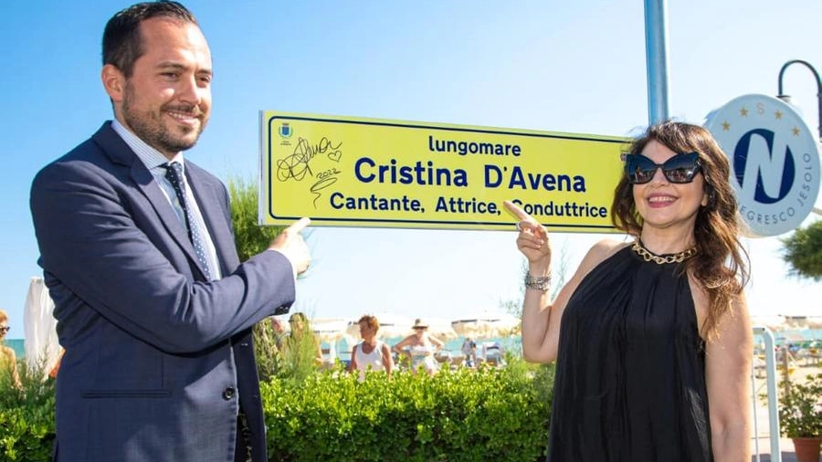 Il sindaco Christofer De Zotti con Cristina D'Avena sul Lungomare di Jesolo