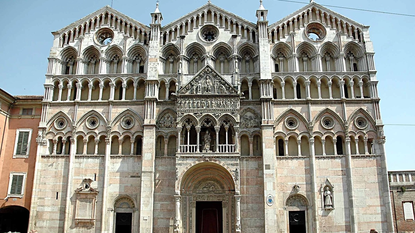 La splendida facciata del Duomo, prima dell’inizio dei lavori (Bp)