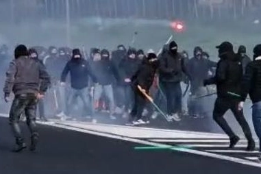 Gli scontri corpo a corpo sull'A1 tra tifosi del Napoli e della Roma