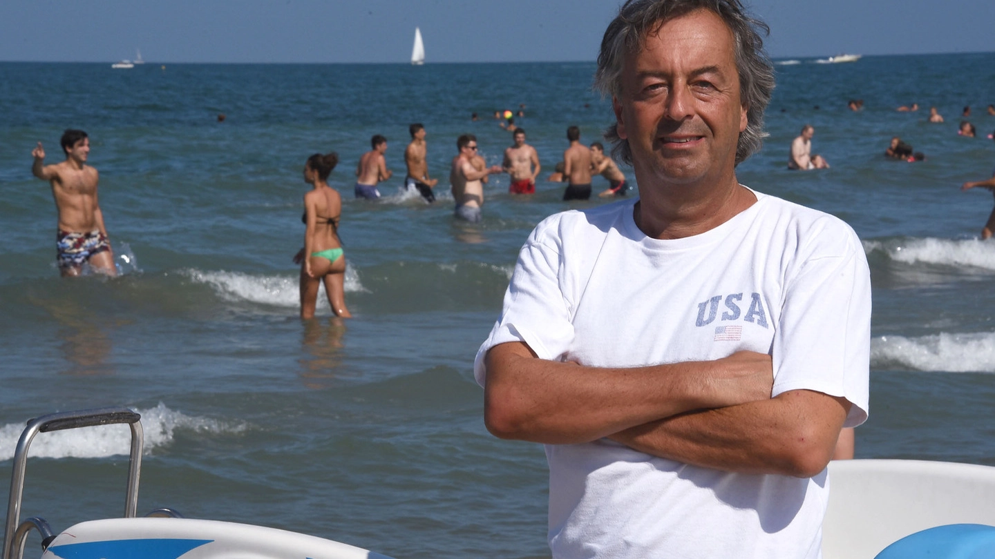 Roberto Burioni in spiaggia a Rimini