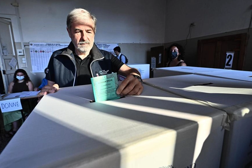 Marco Bucci al voto nel seggio elettorale di via Fieschi, Genova (Ansa)